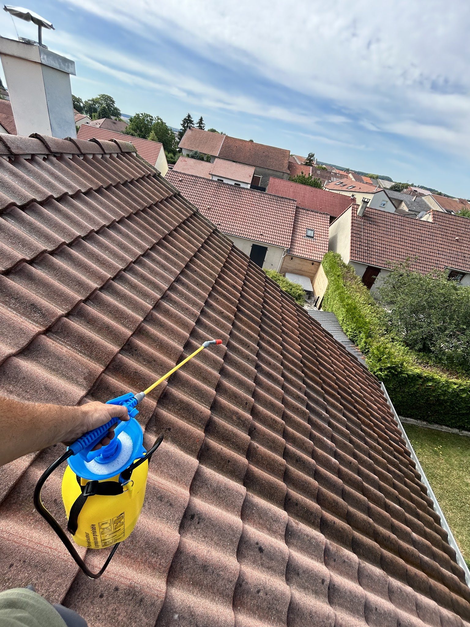Traitement d'une toiture en tuiles au pulvérisateur