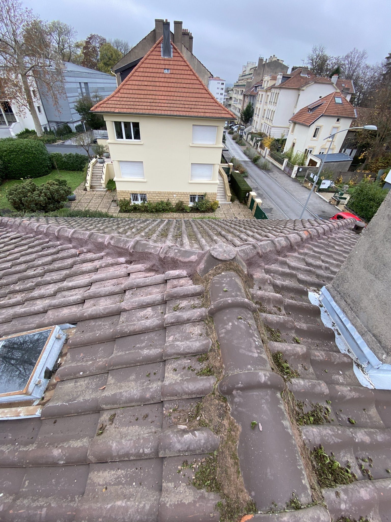 Arêtier couvert de mousse au-dessus d'une rue